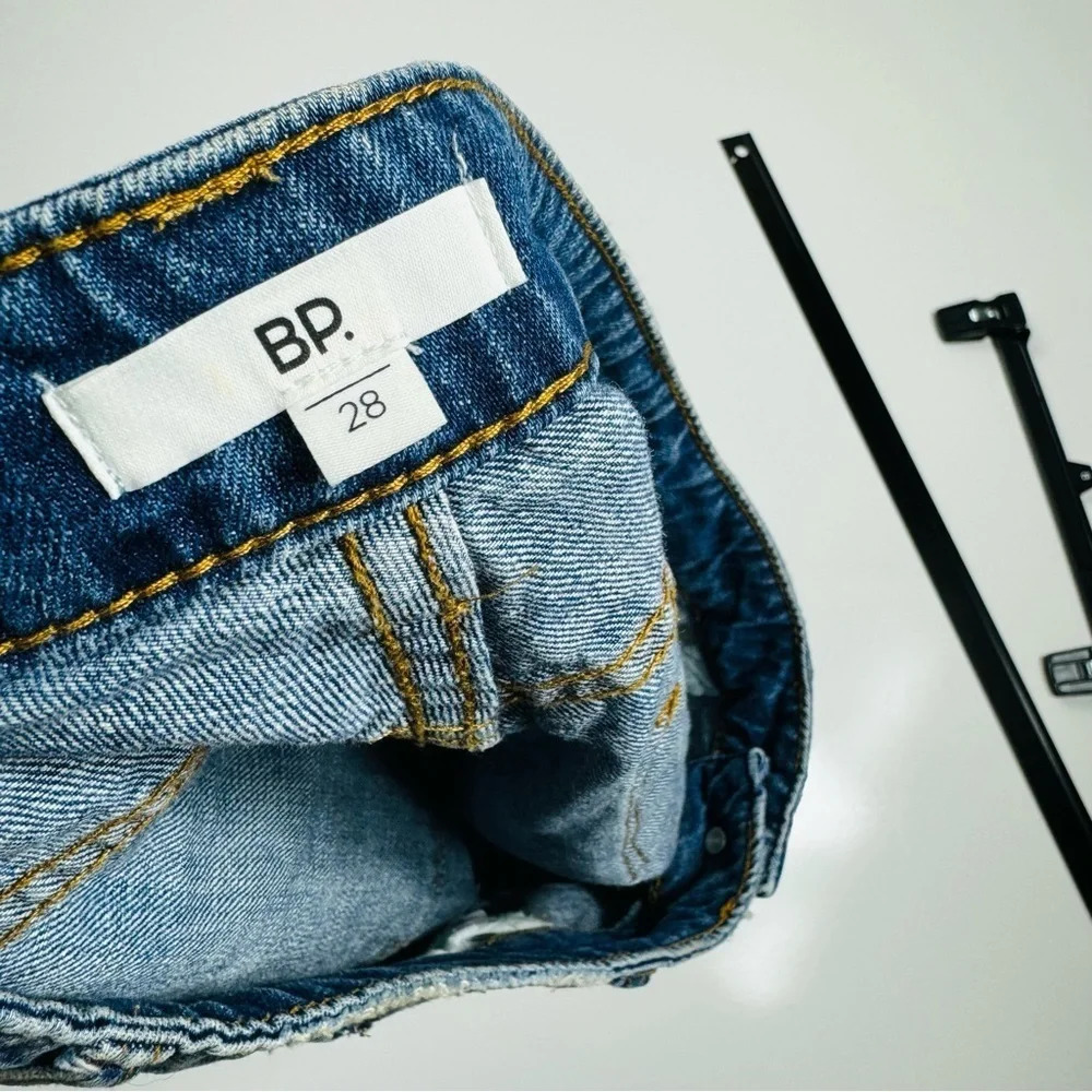 BP. Distressed Medium Wash‎ Short Shorts Sz 28 - Picture 7 of 9